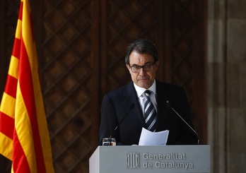 El president de la Generalitat, Artur Mas, durante la lectura de su declaración. (Quique GARCÍA/AFP)