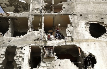 Un palestino trata de recuperar lo que puede de su destrozada vivienda en Gaza. (Mohammed ABED / AFP) 
