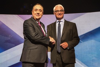 Salmond y Darling se dan la mano ante las cámaras. (Peter DEVLIN / AFP) 