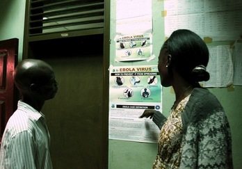 Cartel explicativo en Liberia sobre cómo protegerse del contagio del ébola. (STRINGER / AFP)