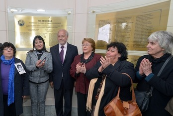 Bachelet, tercera por la derecha, en la inauguración de un memorial por los funcionarios muertos a manos de la dictadura. (Gobierno de Chile)  