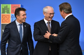 El presidente del Consejo Europeo, Herman Van Rompuy, flanqueado por Anders Fogh Rasmussen y David Cameron. (Leon NEAL/AFP PHOTO)