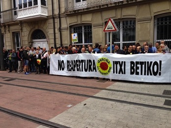 Concentración contra la reapertura de Garoña en el exterior del Parlamento de Gasteiz. (@ehbildu_legebil)