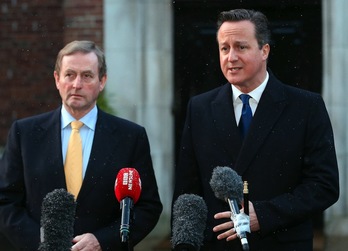 El primer ministro irlandés, Enda Kenny, y su homólogo británico, David Cameron, en su comparecencia en Stormont. (Paul FAITH/AFP)
