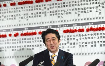 Abe sonríe tras la victoria electoral. (TOSHIFUMI KITAMURA / AFP)