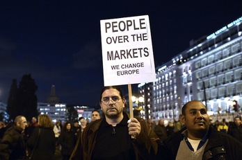 Uno de los manifestantes ante el Parlamento de Atenas. (Louisa GOULIAMAKI / AFP)