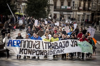 Cientos de personas han apoyado a los trabajadores de Aernnova en Gasteiz. (Jaizki FONTANEDA/ARGAZKI PRESS)