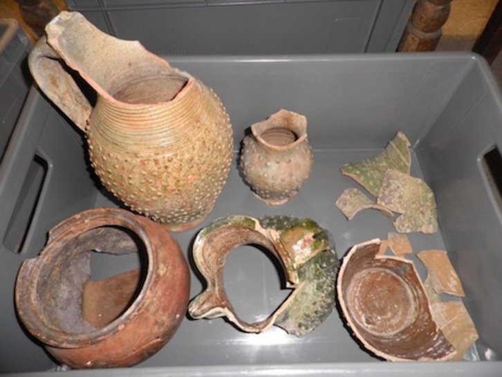 Algunos de los restos encontrados en el almacén municipal. (AYUNTAMIENTO DE IRUÑEA)