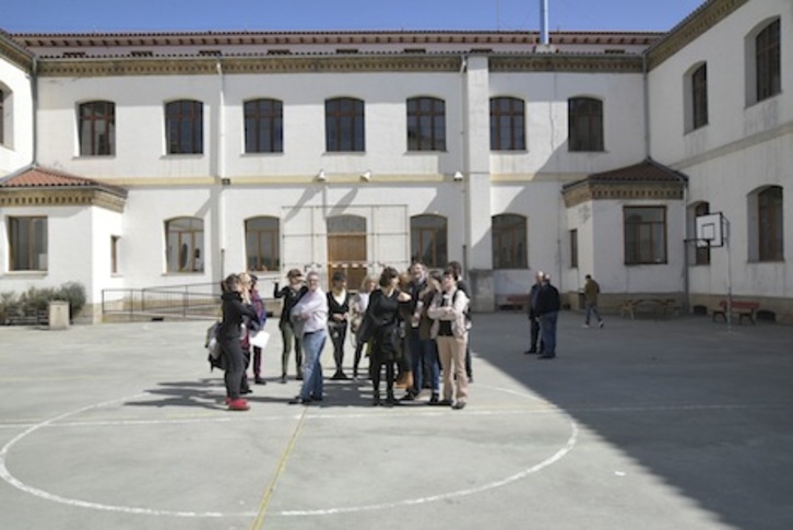 La visita municipal, durante su estancia en el patio que el colegio de San Francisco quiere cubrirr. (AYUNTAMIENTO DE IRUÑEA)