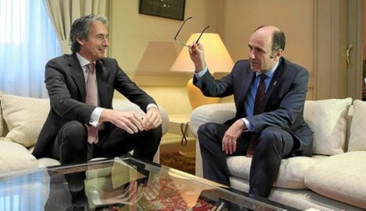 El ministro español De la Serna y el vicepresidente navarro Ayerdi, durante la reunión en mayo. (GOBIERNO DE NAFARROA)
