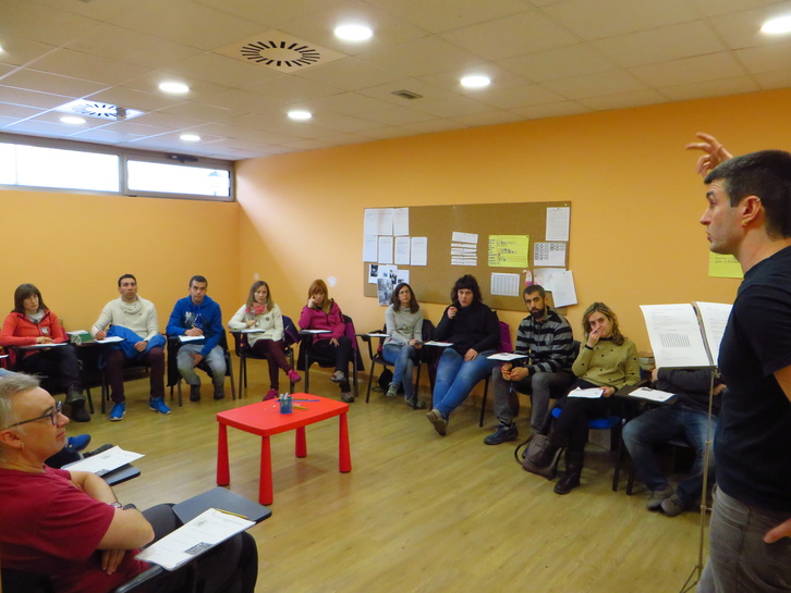 Impartiendo clase en uno de los euskaltegis de AEK. (FOTOGRAFÍAS: AEK)