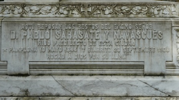 Placa del mausoleo de Pablo Sarasate en el que está mal recogida la fecha de nacimiento del músico, ya que pone 10 de mayo, en lugar de 10 de marzo. (FOTOGRAFÍAS: Iñaki VIGOR)