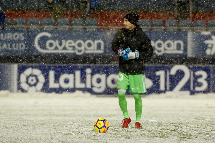 La nieve ha suspendido el partido entre Osasuna y Nástic. (Iñigo URIZ / ARGAZKI PRESS)