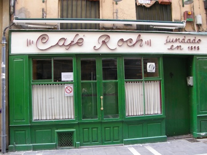 La vieja fachada verde del Café Roch muestra la fecha de su fundación: 1898. (FOTOGRAFÍAS: Iñaki VIGOR)