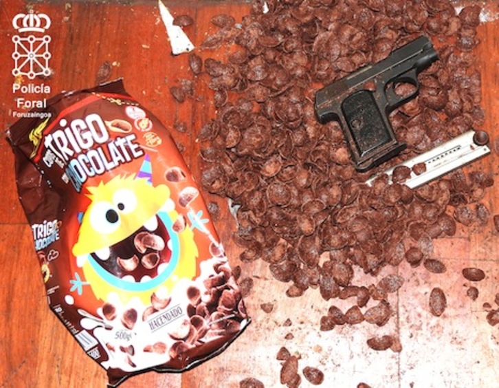 Pistola oculta en una bolsa de cereales. (POLICIA FORAL)