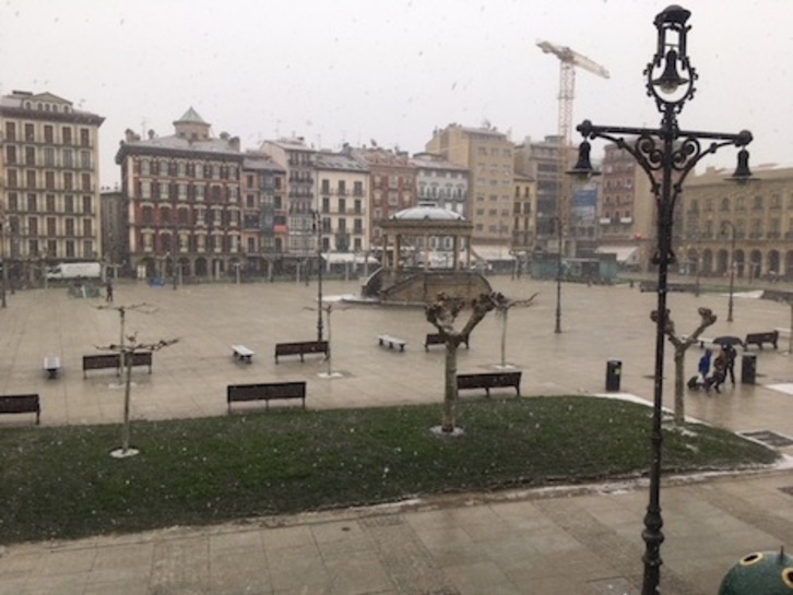 La nieve cae suavemente en la plaza del Castillo.