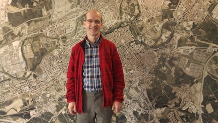 Mikel Baztan, director técnico de Parques y Zonas verdes del Ayuntamiento de Iruñea, en su despacho. (FOTOGRAFÍAS: Iñaki VIGOR)
