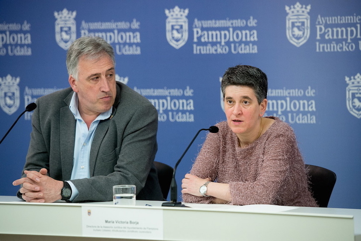 El alcalde Joseba Asiron y María Victoria Borja, responsable de los servicios jurídicos del Ayuntamiento. (Iñigo URIZ / ARGAZKI PRESS)