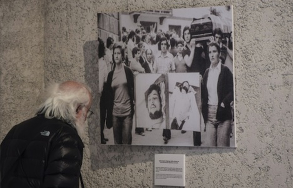 Imagen con fotografías de Joseba Barandiaran, abatido en Donostia el 11 de julio durante las protestas por los sucesos de los sanfermines. (Jagoba MANTEROLA/FOKU)