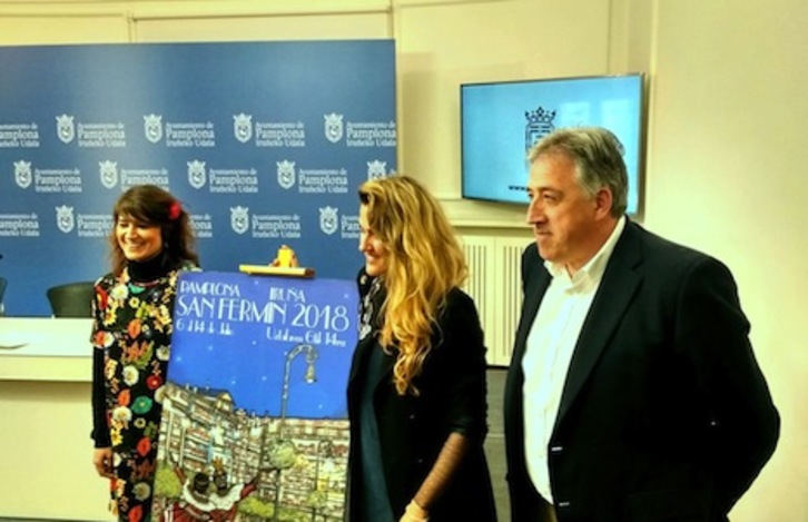 Adriana Eransus, en el centro, con su obra junto a Maider Beloki y el alcalde Asiron. (AYUNTAMIENTO DE IRUÑEA)
