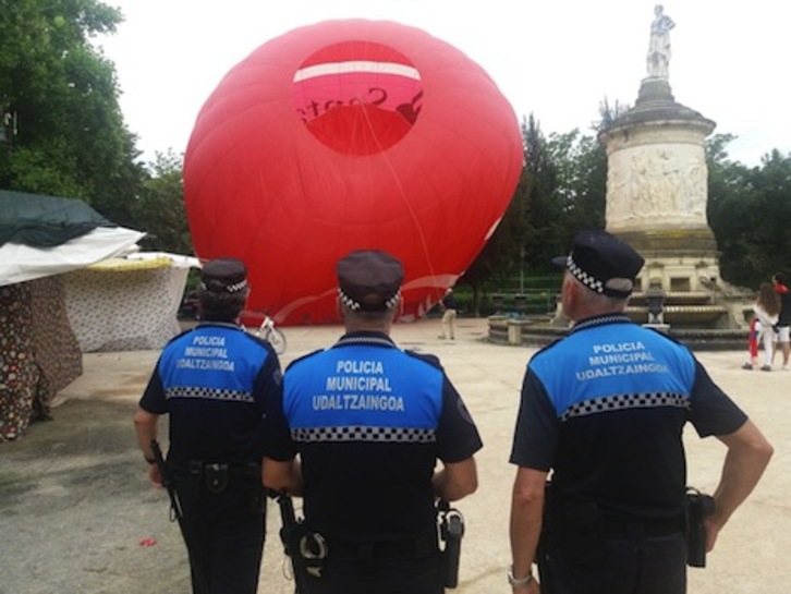 Imagen del globo que ha realizado un aterrizaje de emergencia en la Taconera. (POLICIA MUNICIPAL DE IRUÑEA)