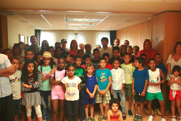 El presidente de la FNMC, Pablo Azcona, junto a los niños saharauis. (FNMC)