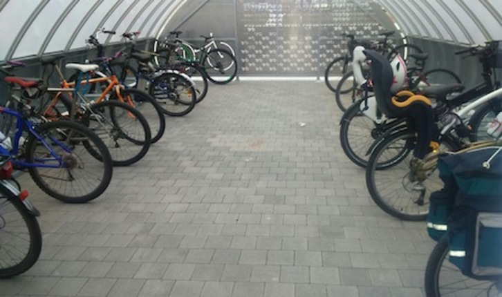 Imagen de un aparcamiento de bicicletas cubierto. (AYUNTAMIENTO DE IRUÑEA) 