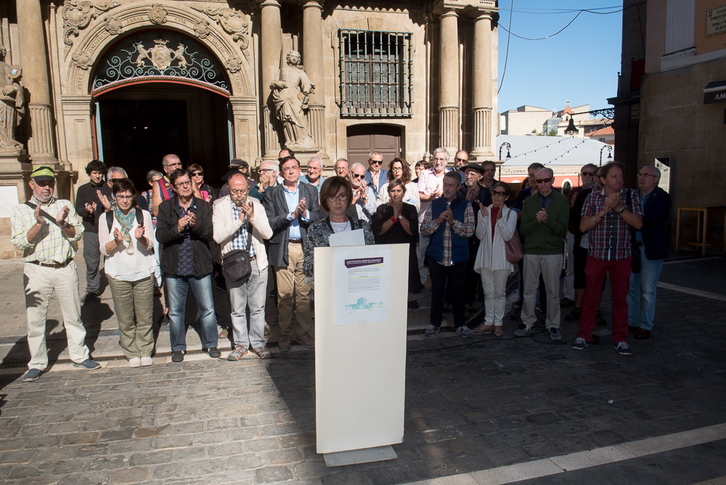 Los firmantes del manifiesto han comparecido a las puertas del Ayuntamiento de Iruñea. (Iñigo URIZ/FOKU)