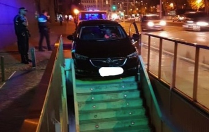 Imagen del vehículo encajado en las escaleras de acceso al aparcamiento de Baluarte. (POLICÍA MUNICIPAL DE IRUÑEA)