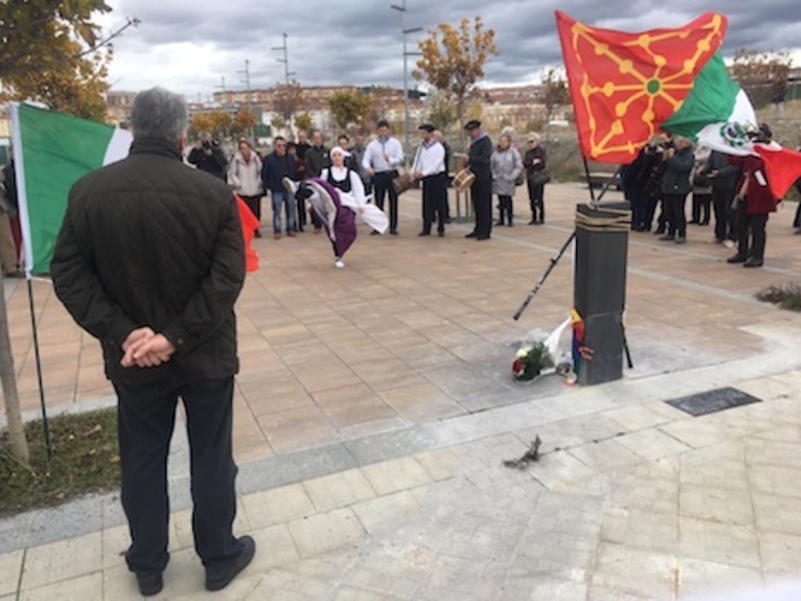 El alcalde Asiron contempla el aurresku bailado en honor de Xavier Mina en la inauguración de la plaza que lleva su nombre.