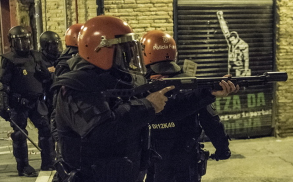 Policía Foral en primer plano, la española detrás.  (Jagoba MANTEROLA / FOKU)