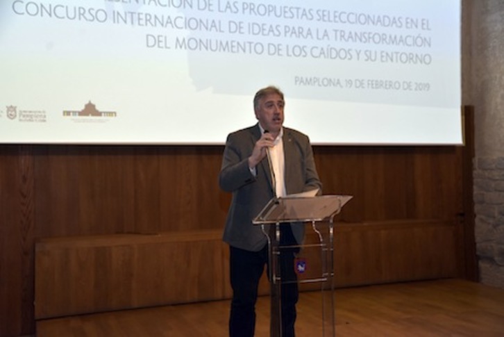 El alcalde Asiron, en la presentación pública de las siete propuestas para Los Caídos. (AYUNTAMIENTO DE IRUÑEA)