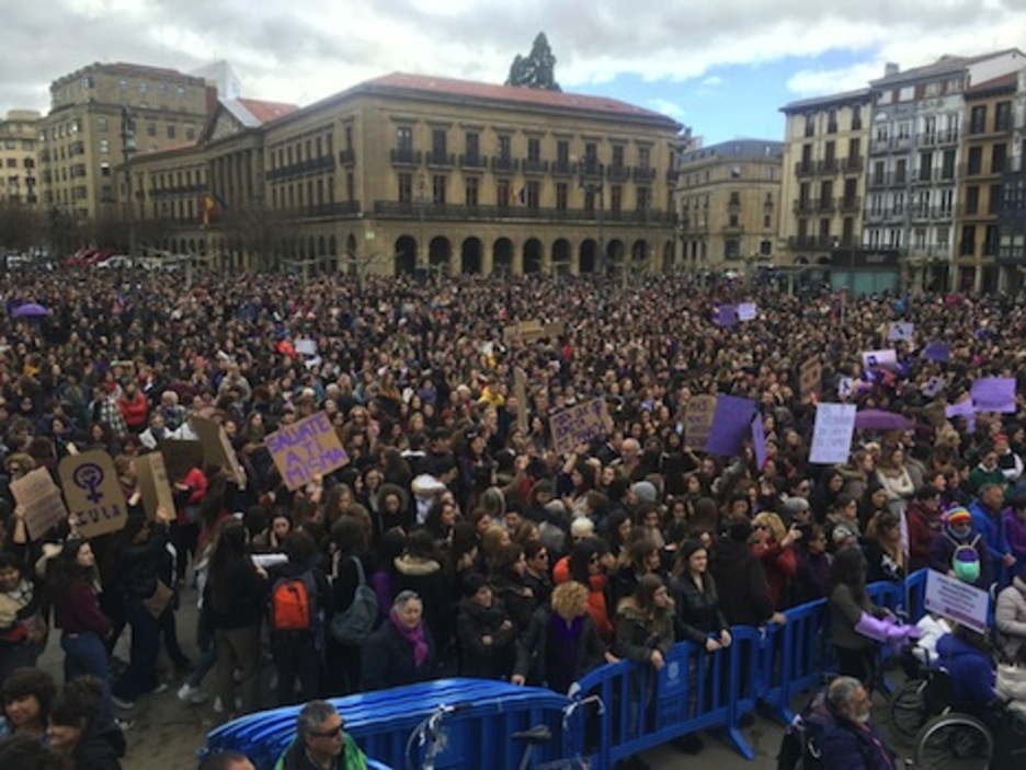 Una multitud llena la plaza del Castillo de Iruñea.