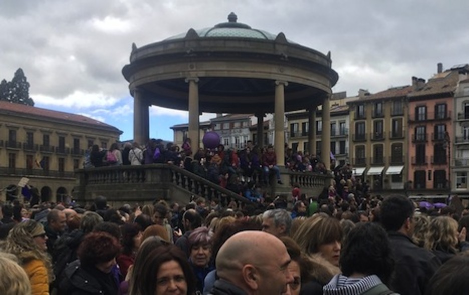 El kiosco de la plaza del Castillo, también lleno de gente.