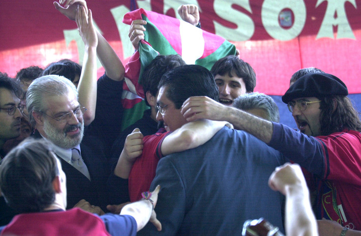 Javier Miranda, aclamado por los socios en un partido de Osasuna en 2002. (Lander F. ARROYABE | FOKU)