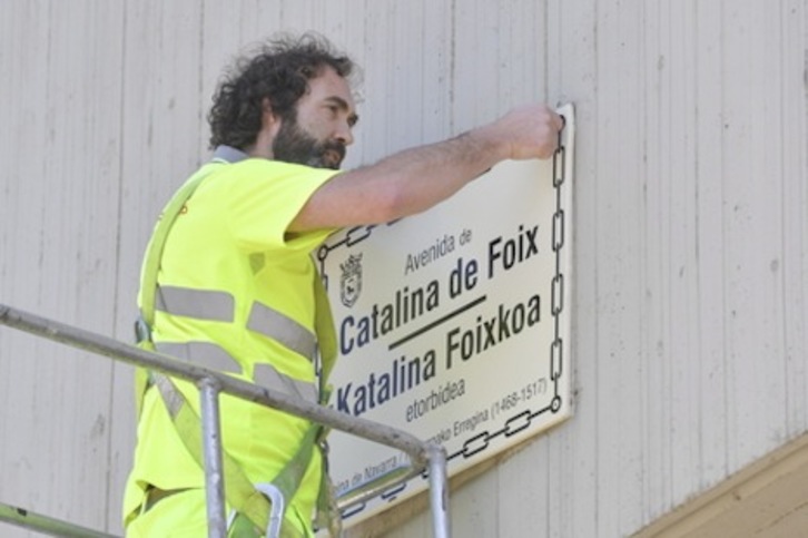 La placa de la avenida volverá a cambiarse para que sea dedicada de nuevo al Ejército español. (Idoia ZABALETA/FOKU)