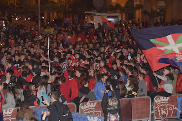 Pese a lo intempestivo de la hora, miles de aficionados rojillos se ha dado cita en la Plaza del Castilo pasada la medianoche. (Idoia ZABALETA / FOKU)