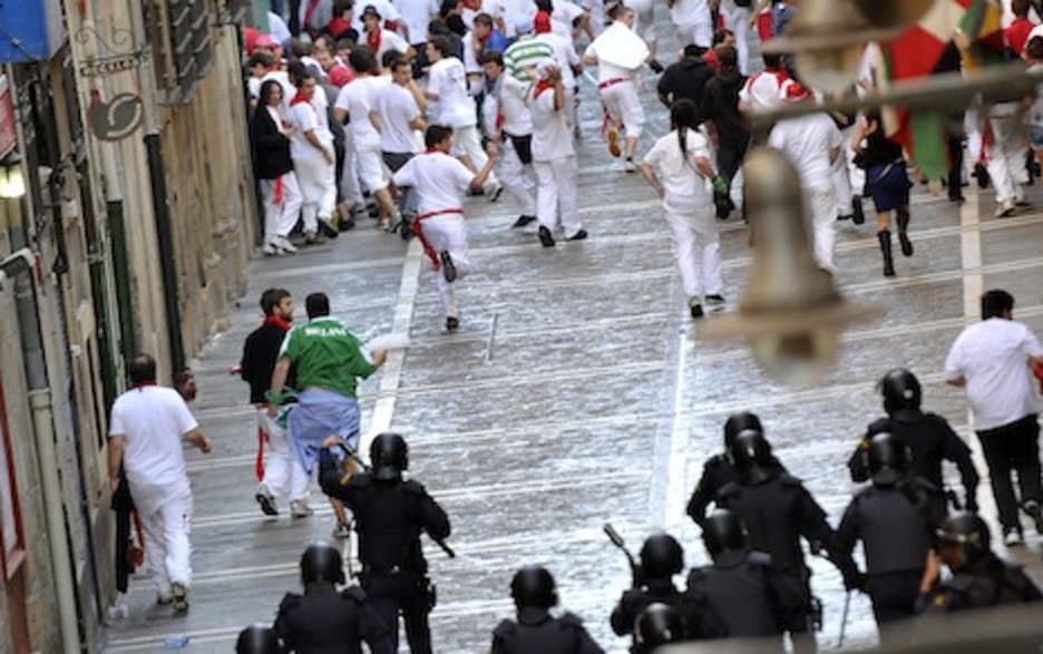 Cargas de la Policía española contra el Encierro de la Villavesa (