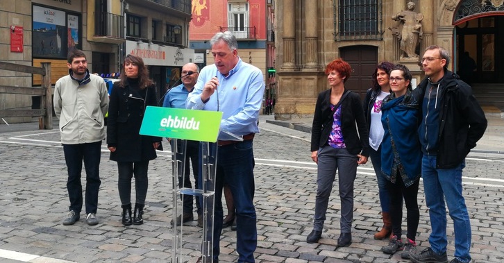 Joseba Asiron interviene en la Plaza del Ayuntamiento junto a integrantes de la candidatura de EH Bildu. (@MartxeloDiaz)
