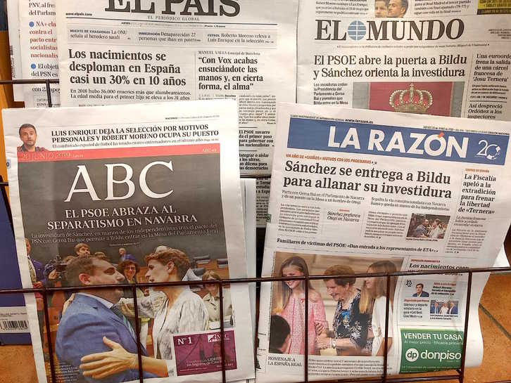 Ejemplares de periódicos madrileños en un estanco. (Aritz INTXUSTA)