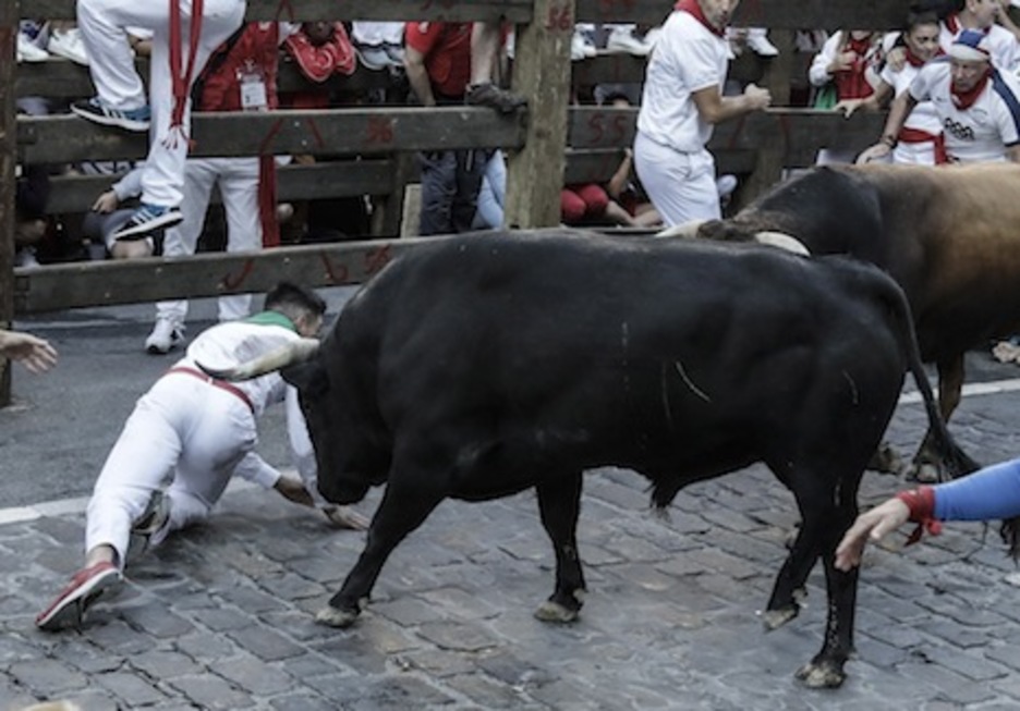 Un mozo pasa por momentos de apuros cuando los dos toros han conseguido levantarse. (Joseba ZABALZA/FOKU)