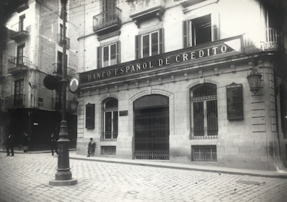 Calle Mercaderes, sede del Banco de Crédito Español, 1927. (José GALLE)