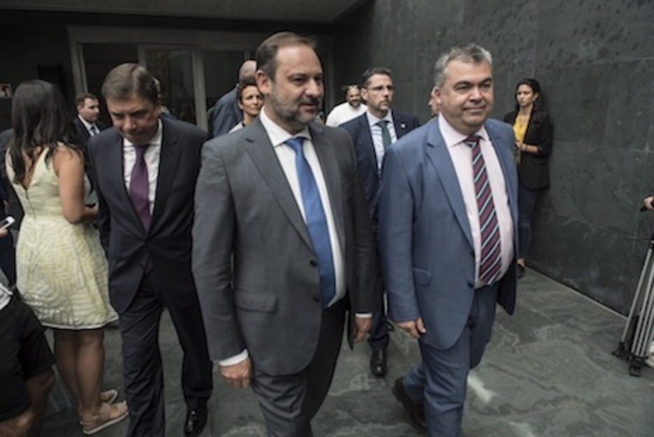 Los ministros españoles Planas y Ábalos, junto al dirigente socialista navarro Santos Cerdán. (Jagoba MANTEROLA/FOKU)