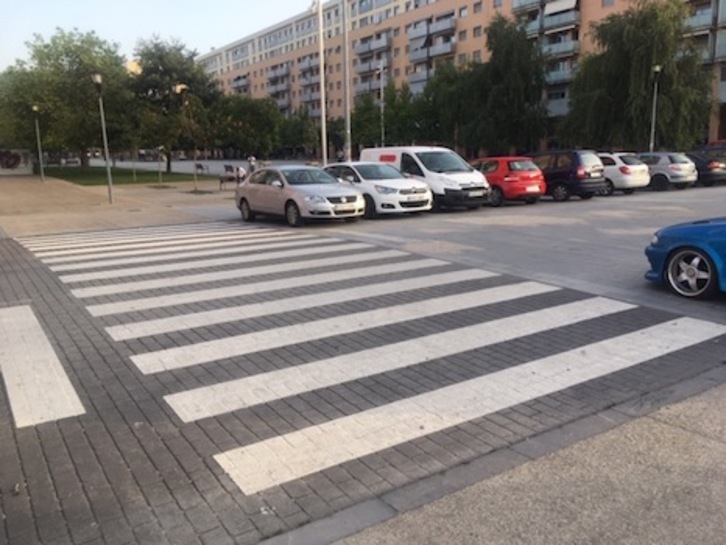 Un total de 1.566 pasos de peatones incumplen la Ordenanza de Movilidad de Iruñea ya que no cuentan con cinco metros previos libres.