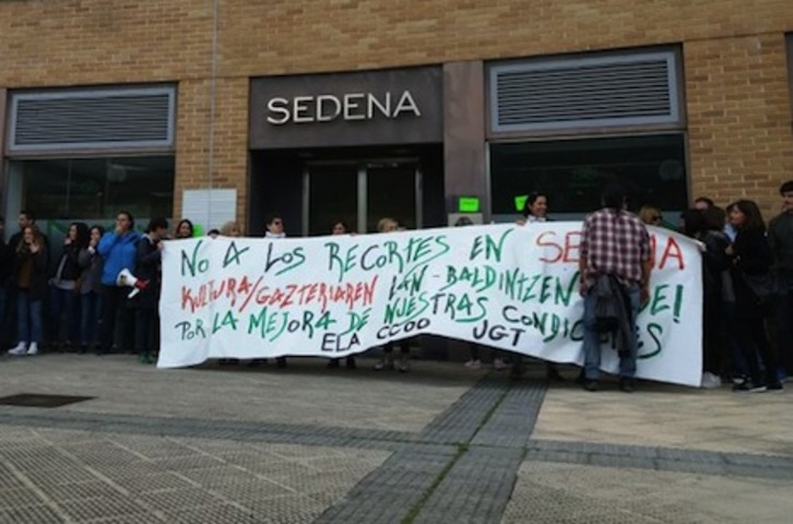 Concentración de trabajadores de Sedena en huelga ante la sede de la empresa. (LAB)