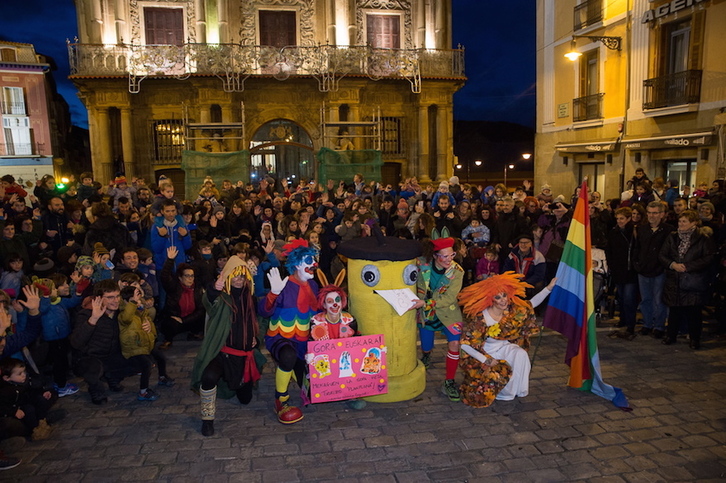 Pirritx, Porrotx y Marimotots, junto a cientos de niños y niñas iruindarra en la Plaza del Ayuntamiento. (Iñigo URIZ/FOKU)