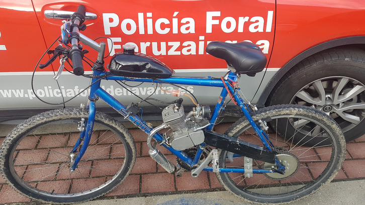 Bicicleta transformada en la que viajaba el detenido. (Policía FORAL)