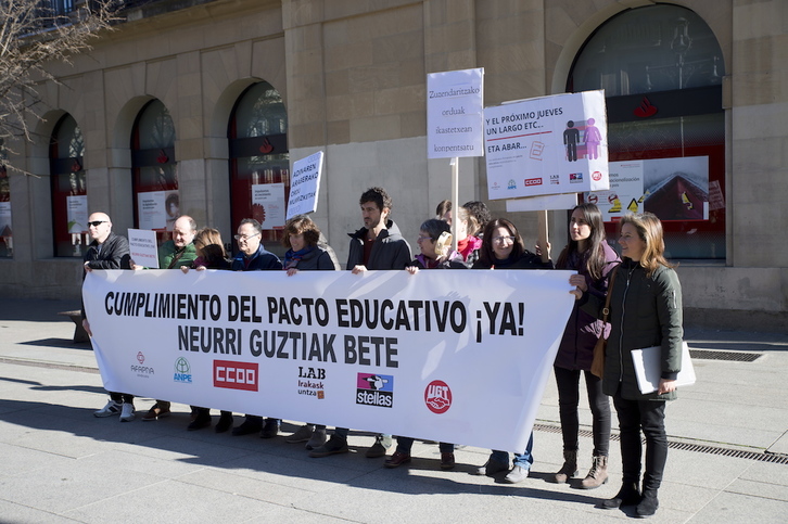 Los sindicatos firmantes del Pacto Educativo, LAB, STEILAS, AFAPNA, ANPE, CCOO y UGT. (Iñigo URIZ / AFP) (
