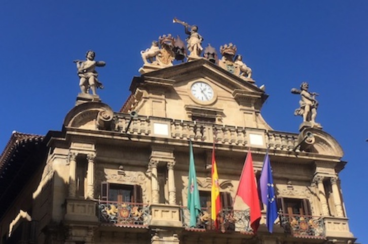 El Ayuntamiento de Iruñea ha aprobado nuevas medidas para garantizar los servicios públicos.