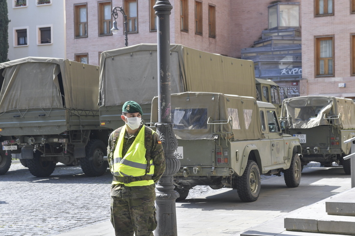 Convoy del Ejército español que se ha desplegado en las calles de Iruñea. (NAIZ)